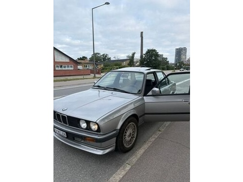 BMW E30 320i