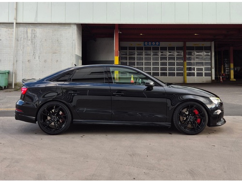 Audi RS3 Limousine 2.5 T FSI quattro S-Tronic Audi RS3 Limousine 2.5 T FSI quattro S-Tronic